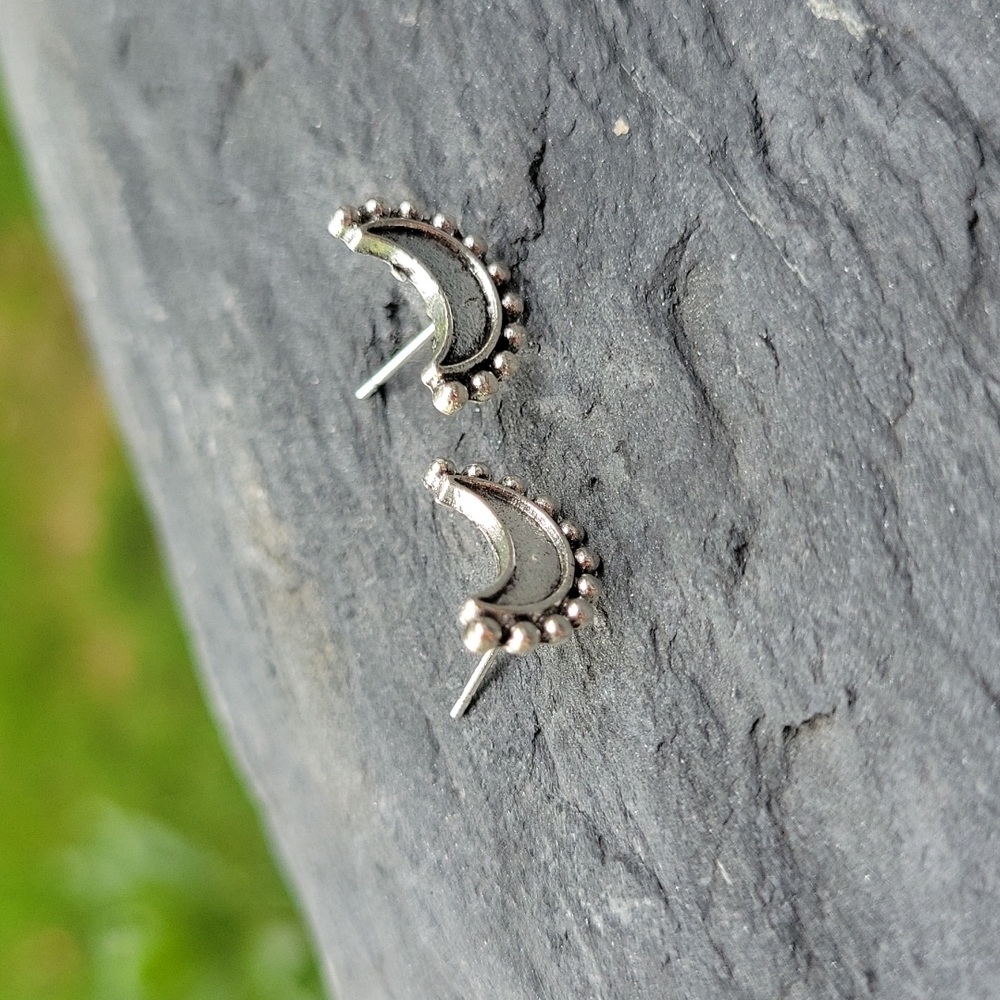 🔥LAST PAIR🔥 Crescent Moon Bead Edged Silver Stud Earrings - Picture 5 of 5